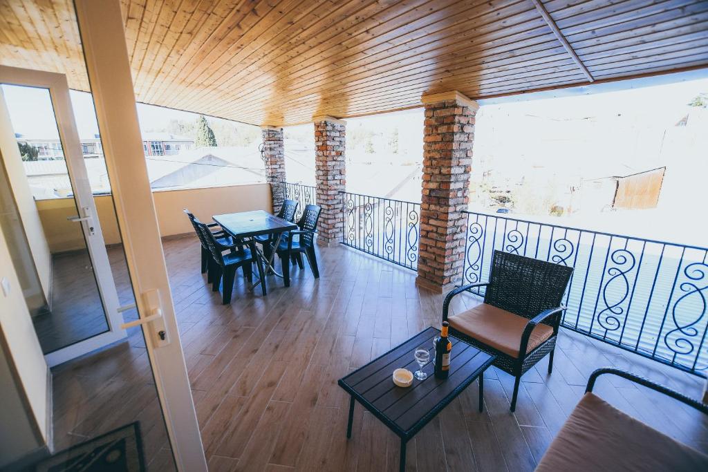 einen Balkon mit einem Tisch und Stühlen in der Unterkunft kutaisi Sunrise in Kutaissi
