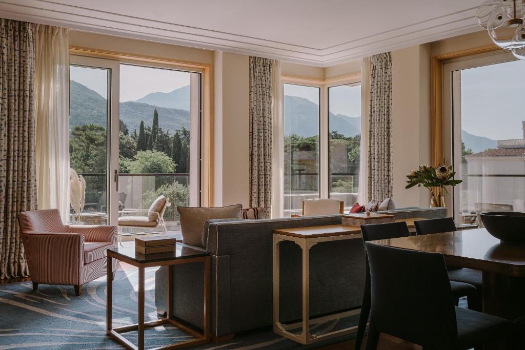 Nespecifikovaný výhled na hory nebo výhled na hory při pohledu z hotelu