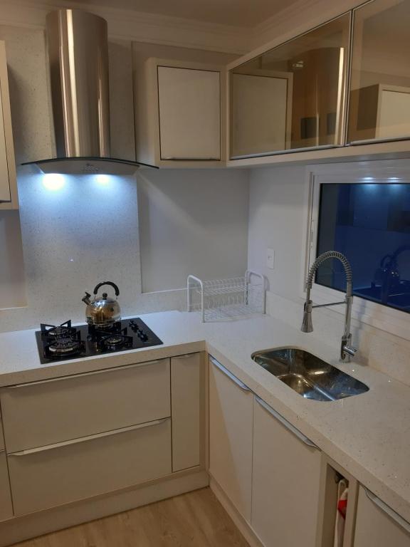  Apartamento novo 3 suítes e 2 garagens com fino acabamento.