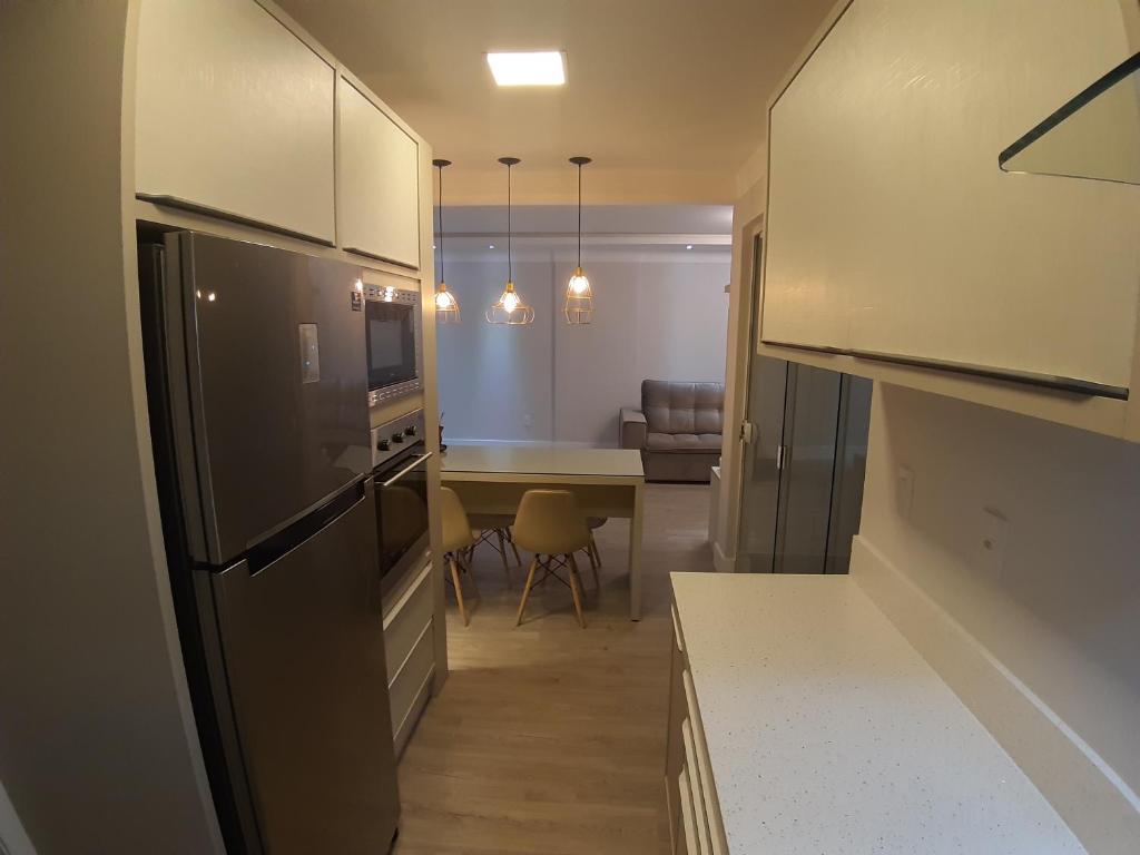  Apartamento novo 3 suítes e 2 garagens com fino acabamento.