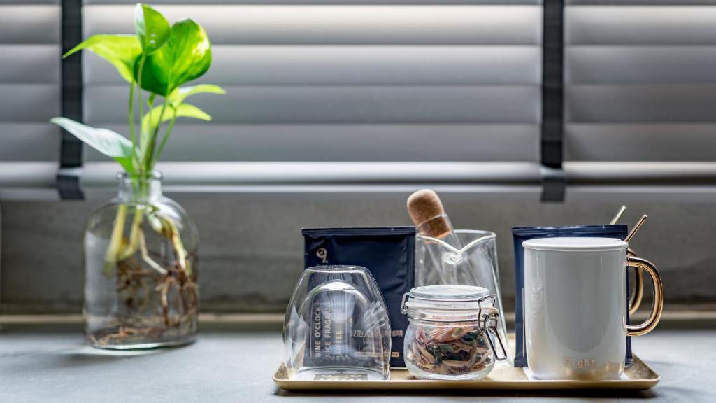 Příslušenství pro přípravu čaje a kávy v ubytování Loft Inn