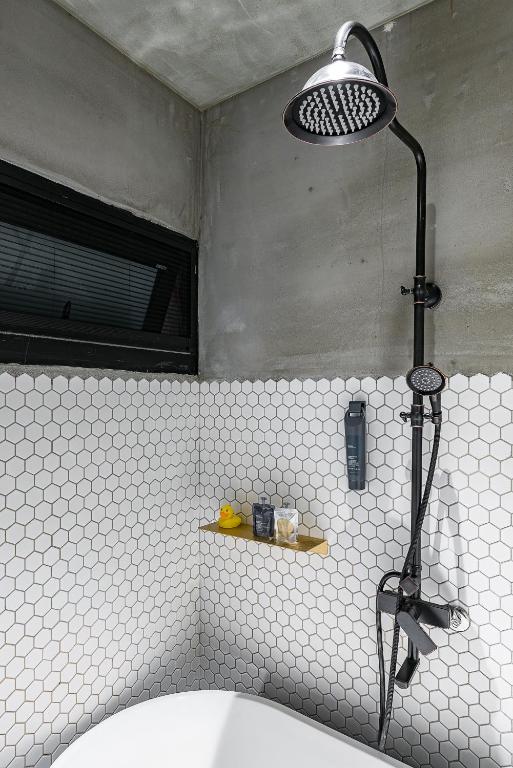 Koupelna v ubytování Loft Inn