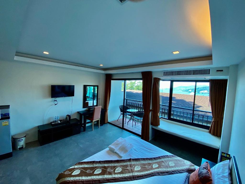 TV a/nebo společenská místnost v ubytování Sunset Bay View Phuket