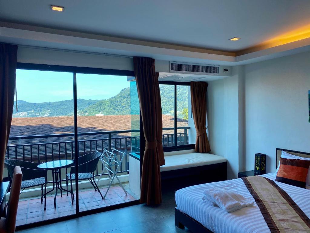 Postel nebo postele na pokoji v ubytování Sunset Bay View Phuket