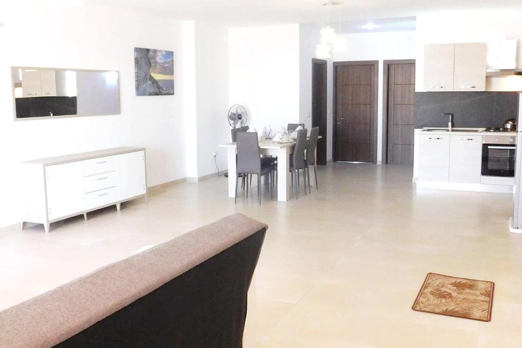 Gallery image of 2 bedrooms appartement with sea view furnished terrace and wifi at Ghajnsielem in Għajnsielem