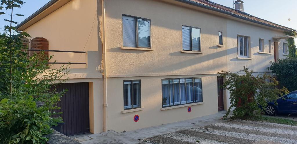 a building with windows and a garage at Mieux que Chez Soi in Metz