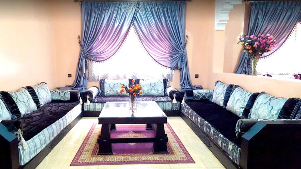 Un lugar para sentarse en One bedroom appartement with enclosed garden and wifi at Marrakech