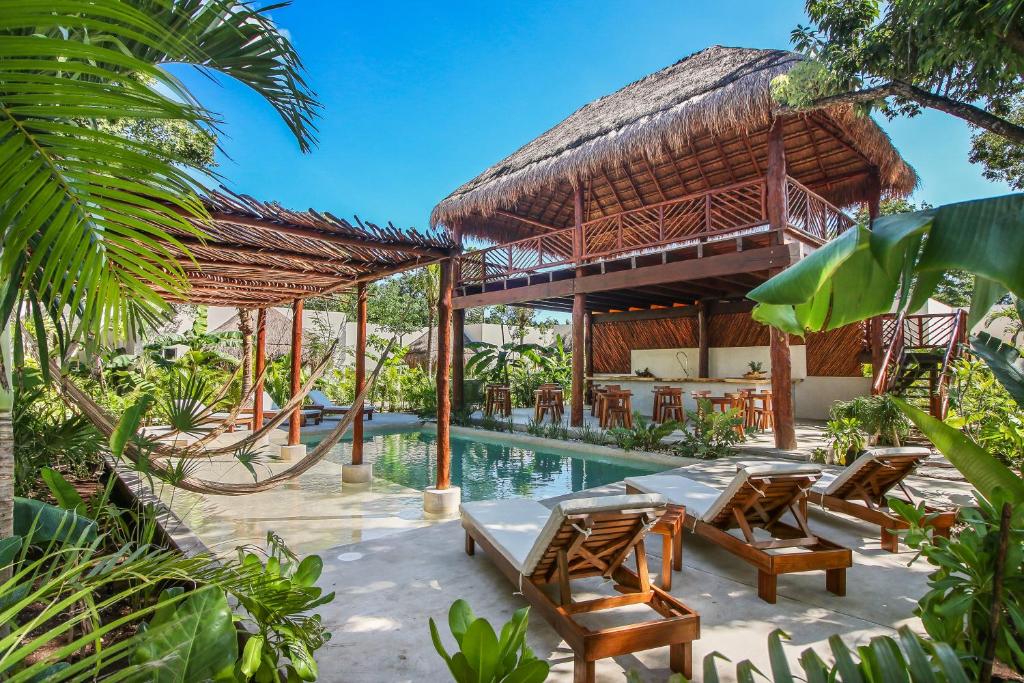uma villa com piscina e um resort em Zenses Wellness and Yoga Resort - Adults Only em Tulum