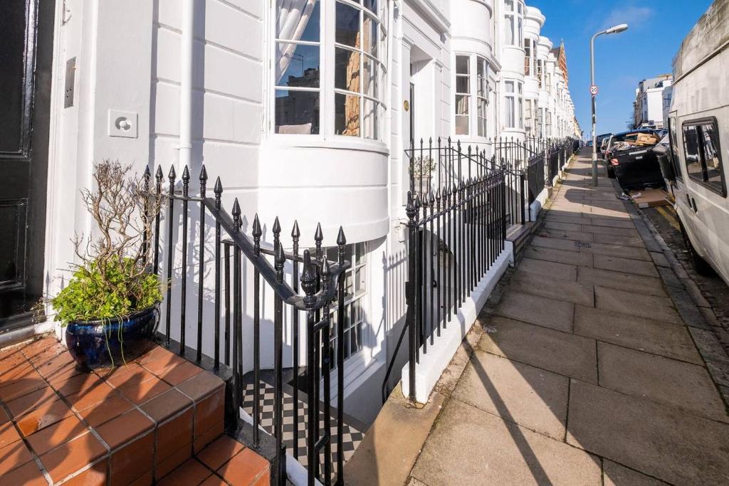 Stylish & Charming Regency Flat with Retro Feel