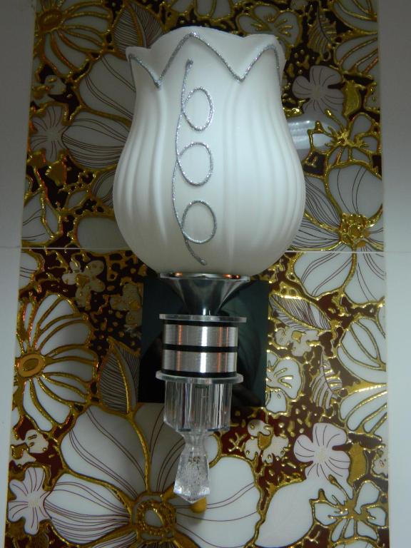 una luce su un tavolo con una lampada di New London Hostel a Hong Kong