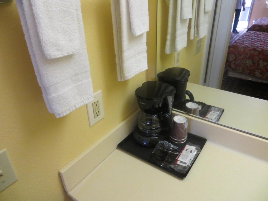 La Grange Executive Inn and Suites - King Room Met Spa -bad
