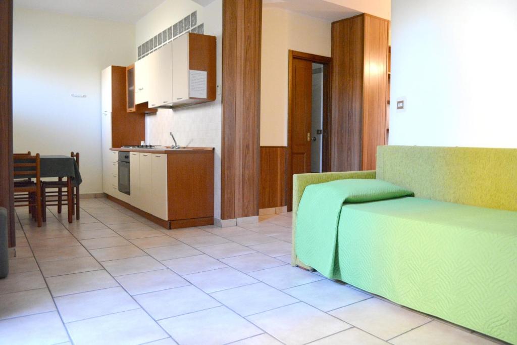 een woonkamer met een bank en een keuken bij One bedroom appartement with wifi at Reggio Calabria 2 km away from the beach in Reggio di Calabria