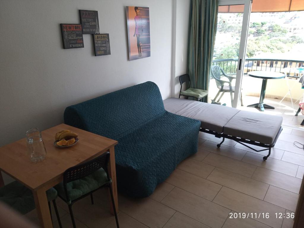 A seating area at Torres del Sol Sea View Apartment