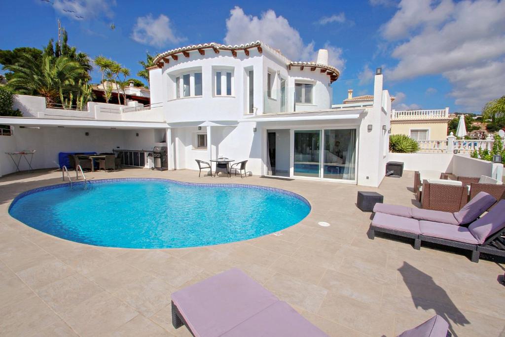 ベニッサにあるGila - sea view villa with private pool in Benissaのヴィラ(家の前にスイミングプール付)