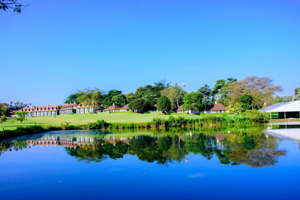 een uitzicht op het clubhuis vanaf de overkant van het meer bij Windsor Golf Hotel & Country Club in Nairobi