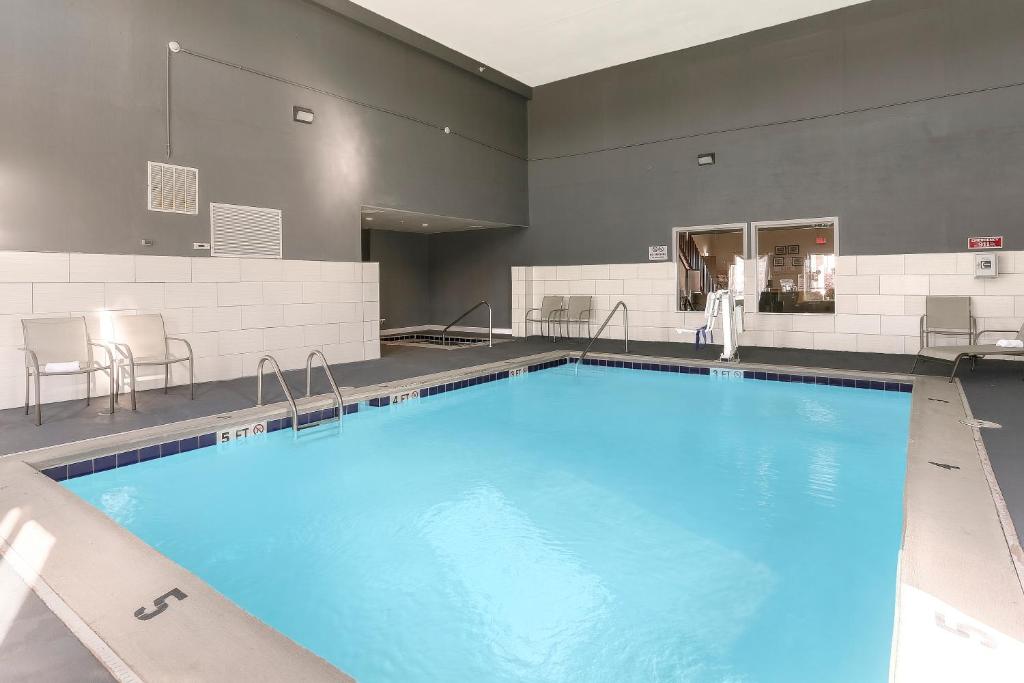 uma grande piscina num quarto de hotel em Baymont by Wyndham Bowling Green em Bowling Green