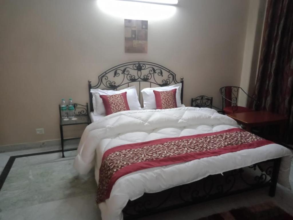 Postel nebo postele na pokoji v ubytování Pamposh Guest House, Gurgaon
