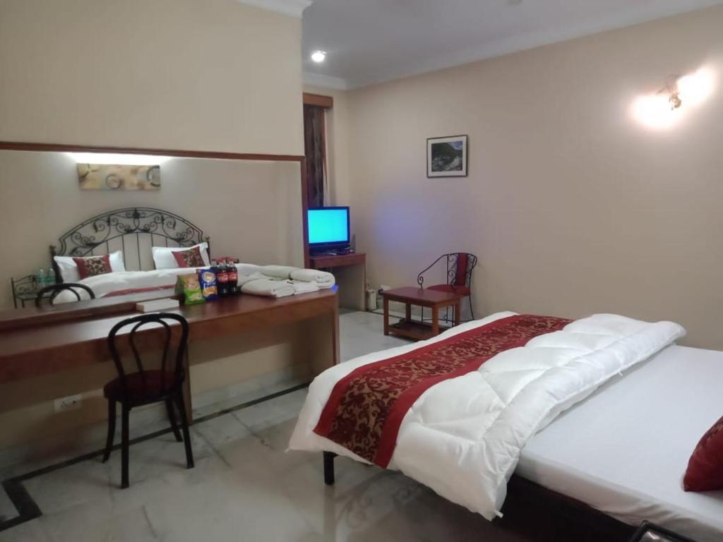 Postel nebo postele na pokoji v ubytování Pamposh Guest House, Gurgaon