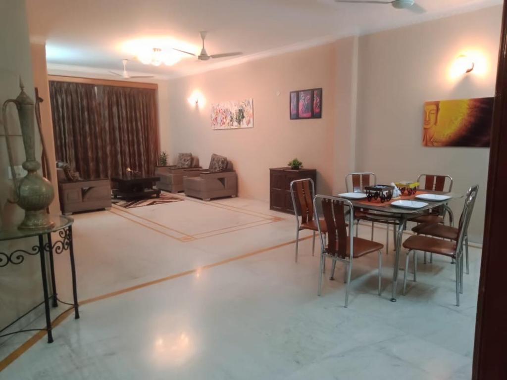 Posezení v ubytování Pamposh Guest House, Gurgaon