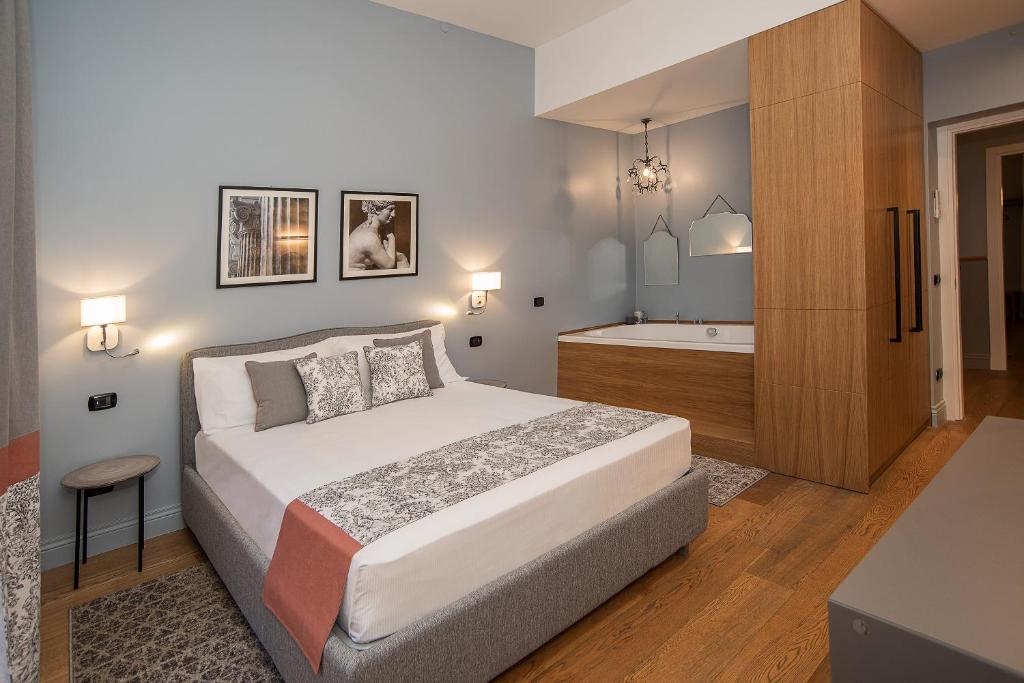1 dormitorio con cama y bañera en LikeYourHome, 80 sq m luxury apartment with Jacuzzi, in Trastevere district, en Roma