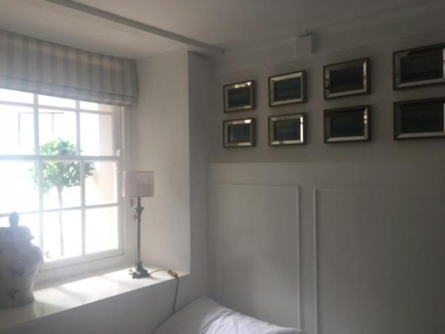 Postel nebo postele na pokoji v ubytování Fabulous Apartment in Historic House in St Aubin