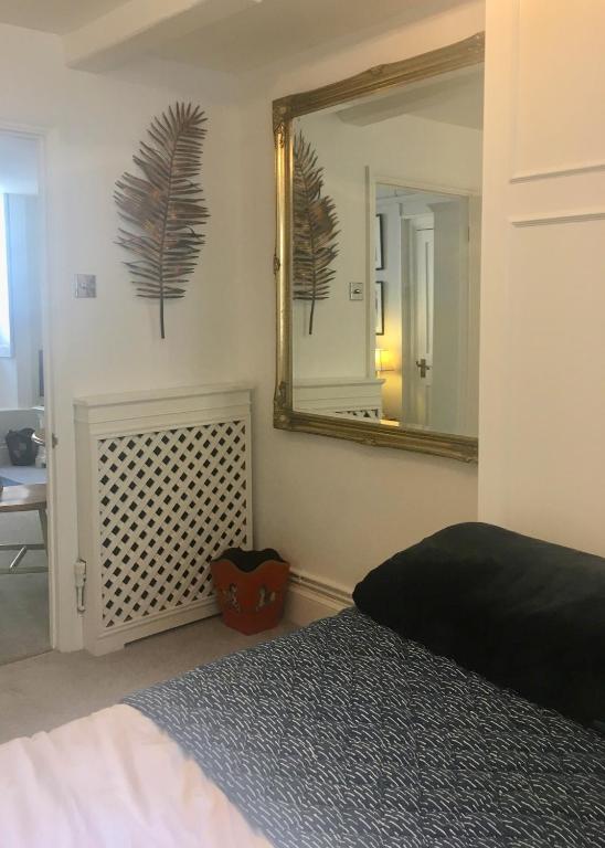 Postel nebo postele na pokoji v ubytování Fabulous Apartment in Historic House in St Aubin