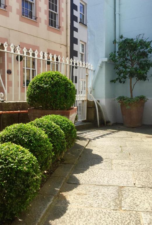 Zahrada ubytování Fabulous Apartment in Historic House in St Aubin