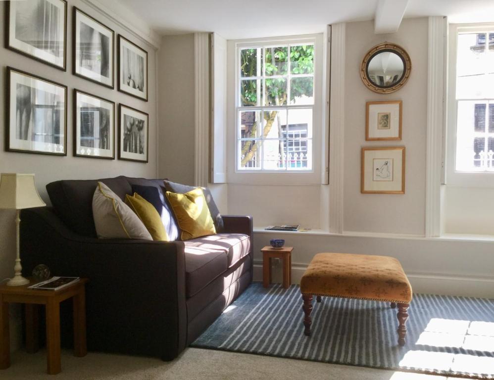 sala de estar con sofá y ventana en Fabulous Apartment in Historic House in St Aubin en Saint Aubin