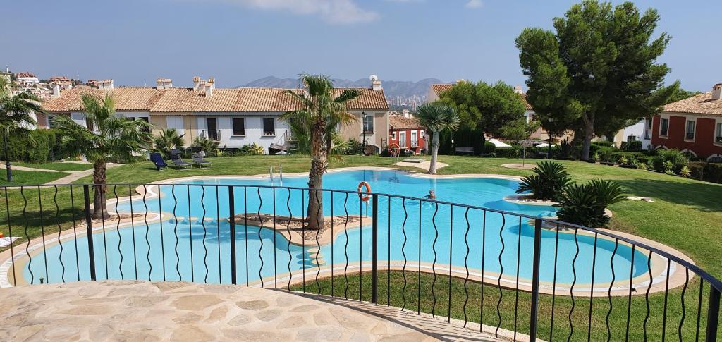 una piscina en un patio con una valla en Casablanca, House Near Benidorm, en Finestrat