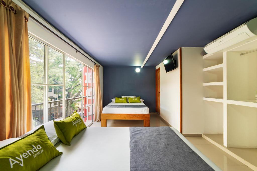 1 dormitorio con cama y ventana en Ayenda 1405 Ibiza, en Cali