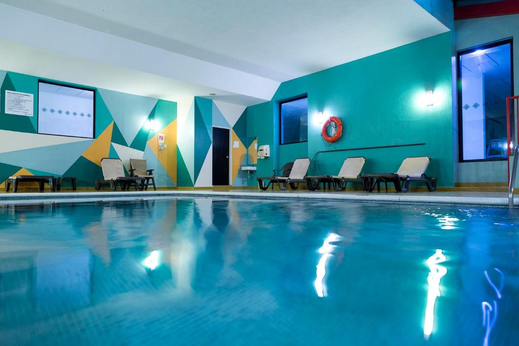 Bazén v ubytování Excellence Express & Suites nebo v jeho okolí