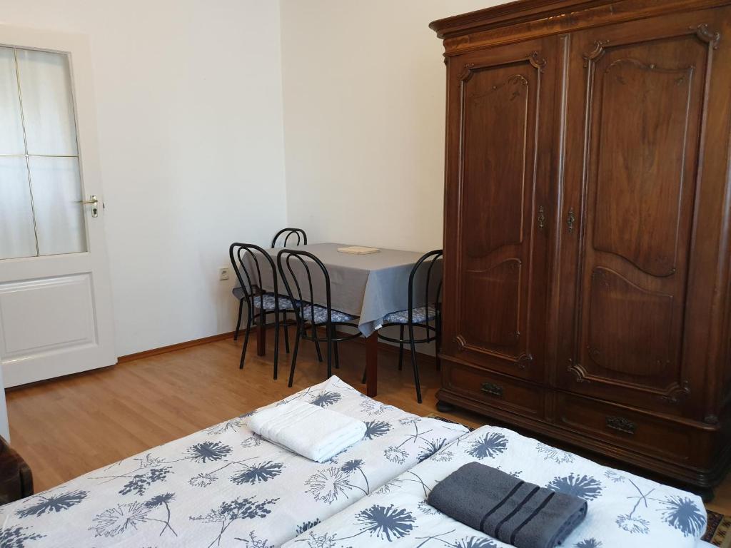 Postel nebo postele na pokoji v ubytování Fertődi Kúria Vendégház