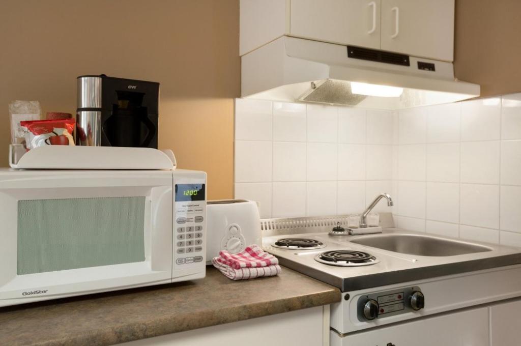 Kuchyň nebo kuchyňský kout v ubytování Central Suite Hotel