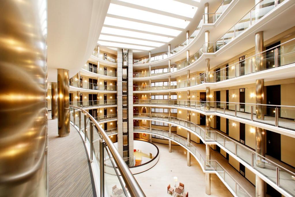 - une vue sur la bibliothèque depuis le 2ème étage du bâtiment dans l'établissement Attica21 Coruña, à La Corogne