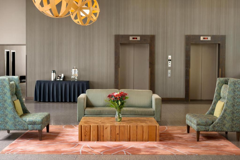 Posezení v ubytování Coast Chilliwack Hotel by APA