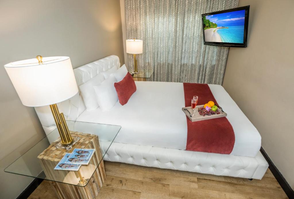 Postel nebo postele na pokoji v ubytování Metropole Suites South Beach