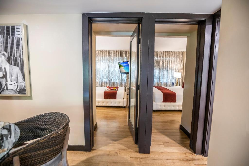 Postel nebo postele na pokoji v ubytování Metropole Suites South Beach