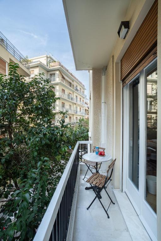 A short walk to Syntagma and Plaka - 100sqm 2 Bdrm Apt by Athenian Home