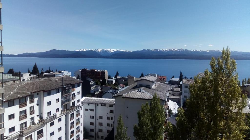 una ciudad con vistas al agua y a las montañas en Departamento Terrazas Luis2 en San Carlos de Bariloche