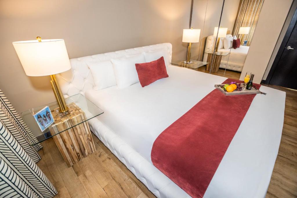 Postel nebo postele na pokoji v ubytování Metropole Suites South Beach