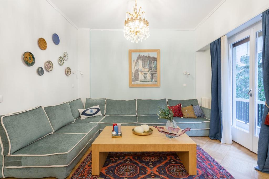 A short walk to Syntagma and Plaka - 100sqm 2 Bdrm Apt by Athenian Home