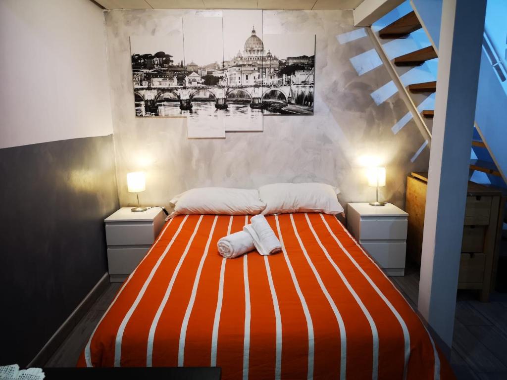 ローマにあるCasa Manzoniのベッドルーム1室(オレンジと白のベッド1台付)、階段
