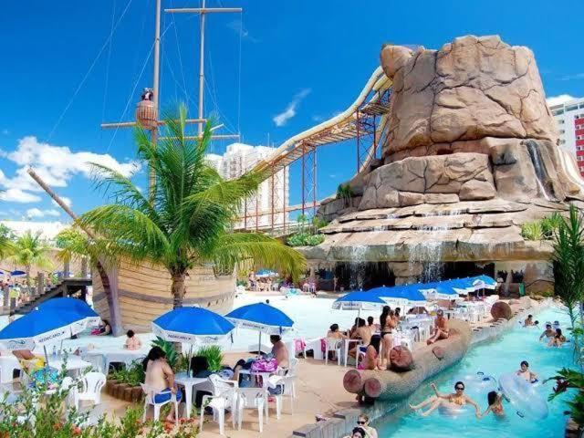 A piscina localizada em Piazza DiRoma Caldas Novas ou nos arredores