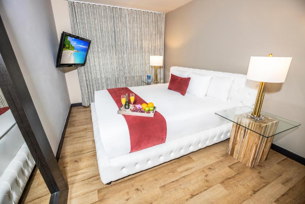 Postel nebo postele na pokoji v ubytování Metropole Suites South Beach