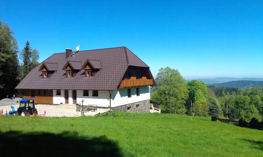 una casa grande en una colina con un campo verde en König-in, en Hojsova Stráž