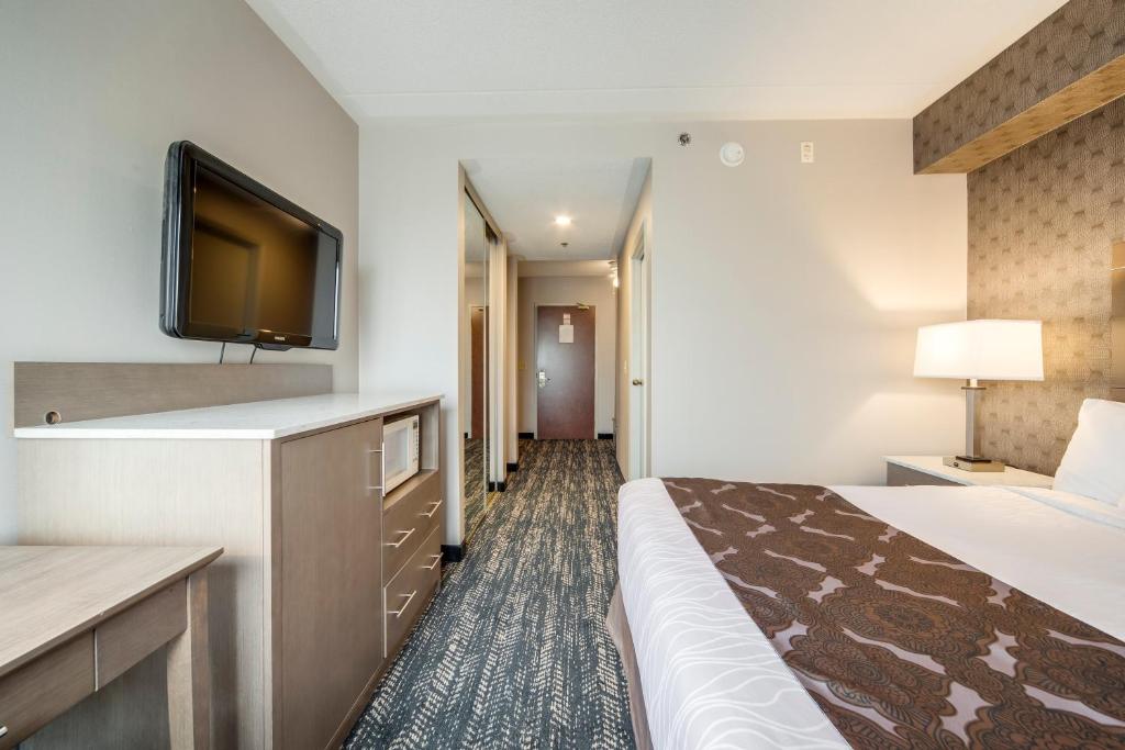 Postel nebo postele na pokoji v ubytování Monte Carlo Inn Brampton