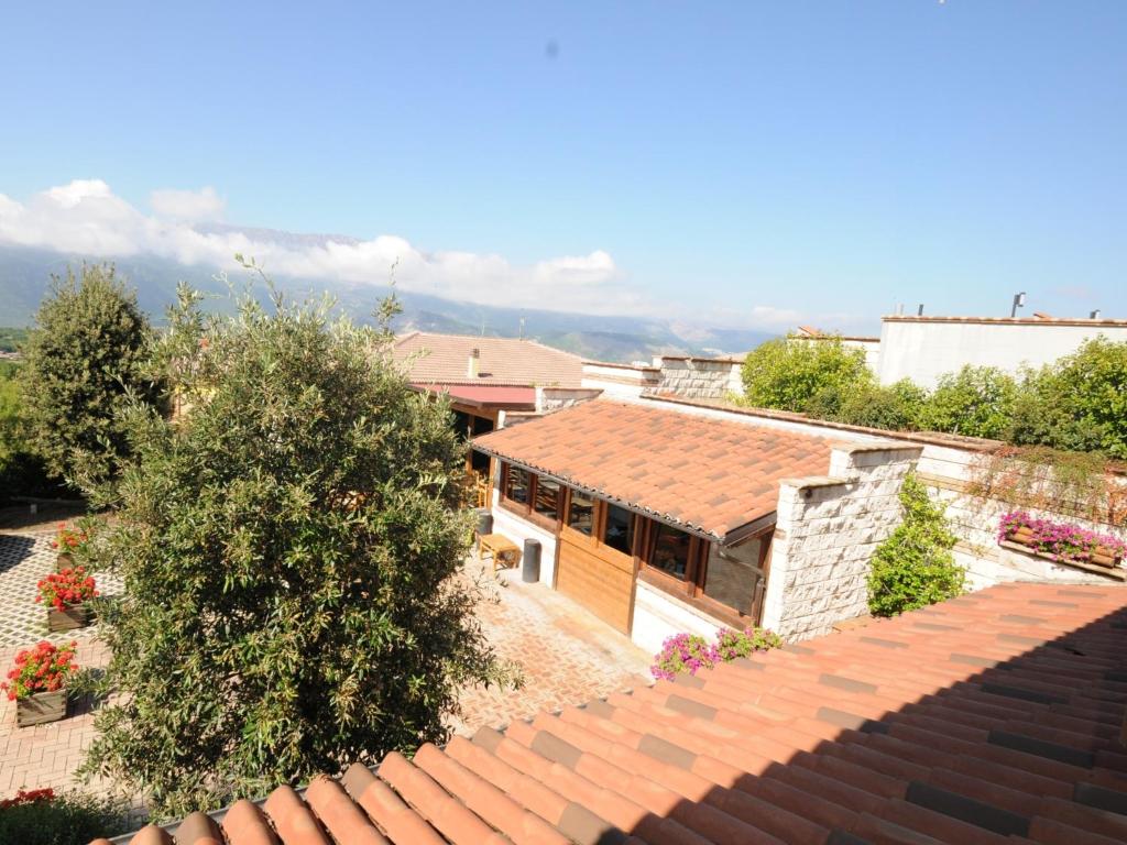 une vue aérienne sur une maison avec un toit dans l'établissement Osteria Della Posta, à Poggio Picenze