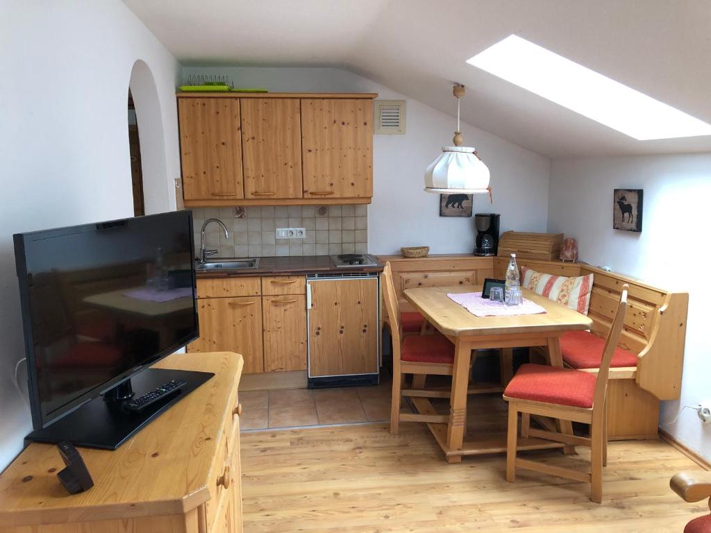 eine Küche mit einem Tisch und einem Esszimmer in der Unterkunft FeWo Sonnwend in Schönau am Königssee