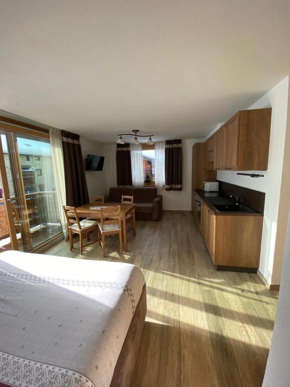 A kitchen or kitchenette at Mont Chalet Apartaments