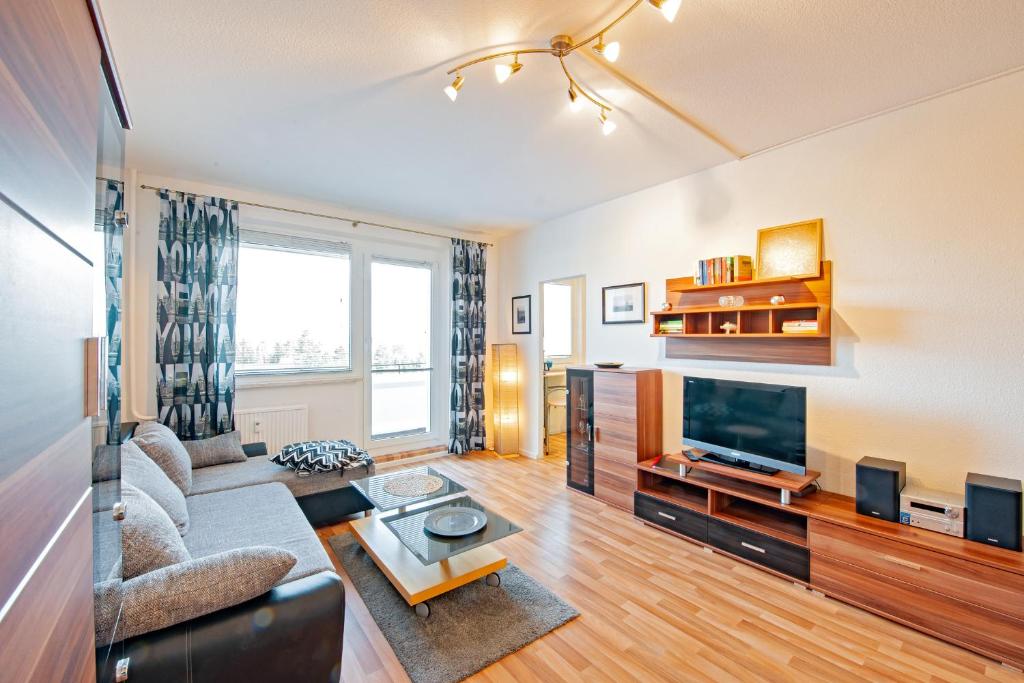 a living room with a couch and a tv at Ferienwohnung 131 in Annaberg-Buchholz